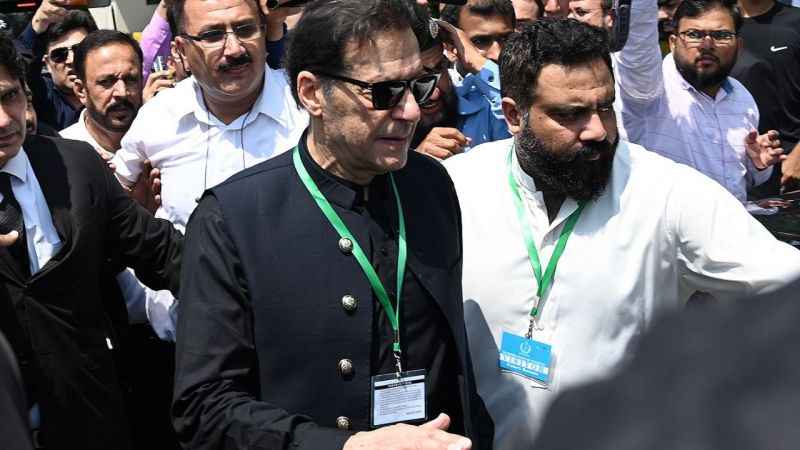 Eski Pakistan Başbakanı Khan’ın hapis cezası ertelendi