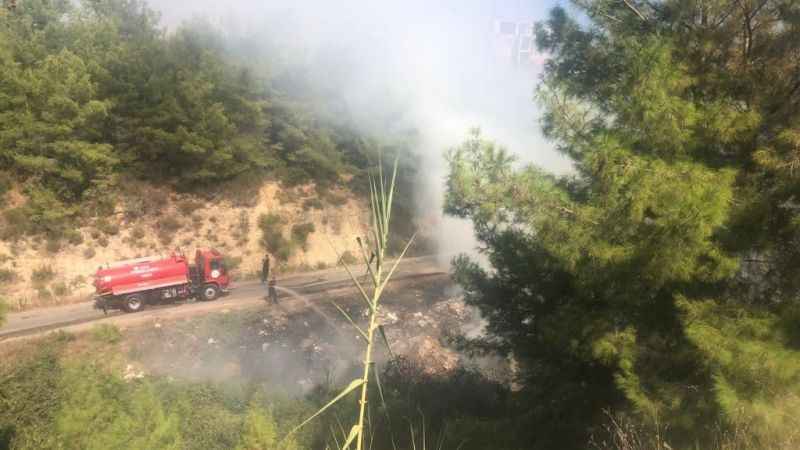 Antalya'da çöp dökülen alandaki yangına helikopterle müdahale edildi Antalya'da çöp dökülen alandaki yangına helikopterle müdahale edildi