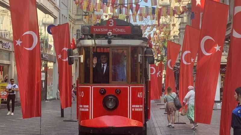 İstiklal Caddesi Türk bayraklarıyla donatıldı İstiklal Caddesi Türk bayraklarıyla donatıldı