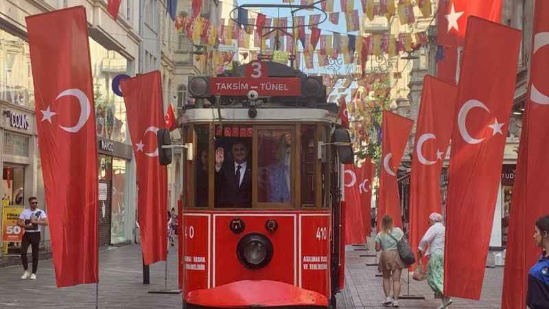 İstiklal Caddesi Türk bayraklarıyla donatıldı İstiklal Caddesi Türk bayraklarıyla donatıldı