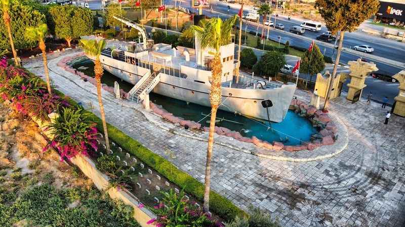 Nusret Mayın Gemisi, 8 ayda 32 bin yerli ve yabancı turist ağırladı Nusret Mayın Gemisi, 8 ayda 32 bin yerli ve yabancı turist ağırladı