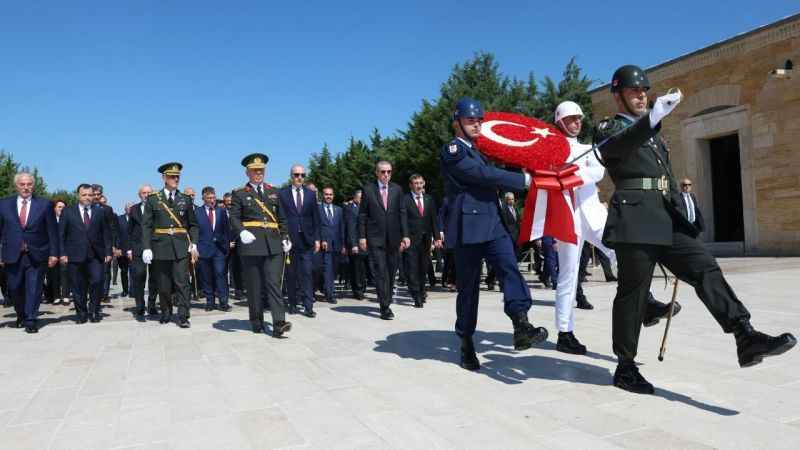 Devlet erkanı 30 Ağustos nedeniyle Anıtkabir’i ziyaret etti Devlet erkanı 30 Ağustos nedeniyle Anıtkabir’i ziyaret etti