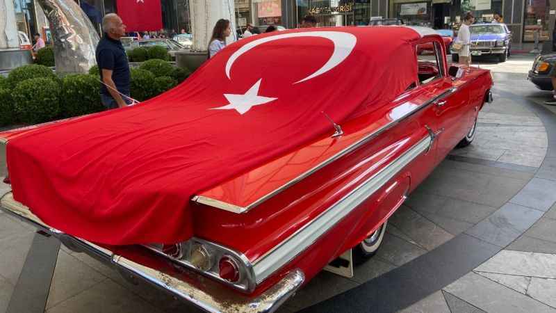Klasik otomobillerden Zafer Bayramı’na özel konvoy