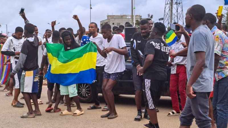 Gabon Devlet Başkanı Ondimba evinde alıkonuldu Gabon Devlet Başkanı Ondimba evinde alıkonuldu