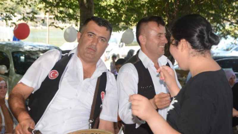 Özel öğrenciler ve aileleri davul-zurna ile doyasıya eğlendi Özel öğrenciler ve aileleri davul-zurna ile doyasıya eğlendi