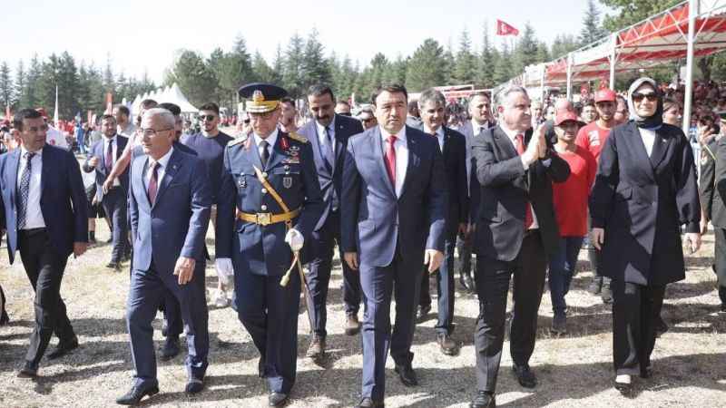 Gençlik ve Spor Bakanı Osman Aşkın Bak Zafer Bayramı'nda Kütahya'daydı Gençlik ve Spor Bakanı Osman Aşkın Bak Zafer Bayramı'nda Kütahya'daydı