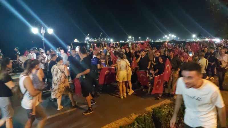 Tekirdağ'da yüzlerce kişi fener alayında buluştu Tekirdağ'da yüzlerce kişi fener alayında buluştu