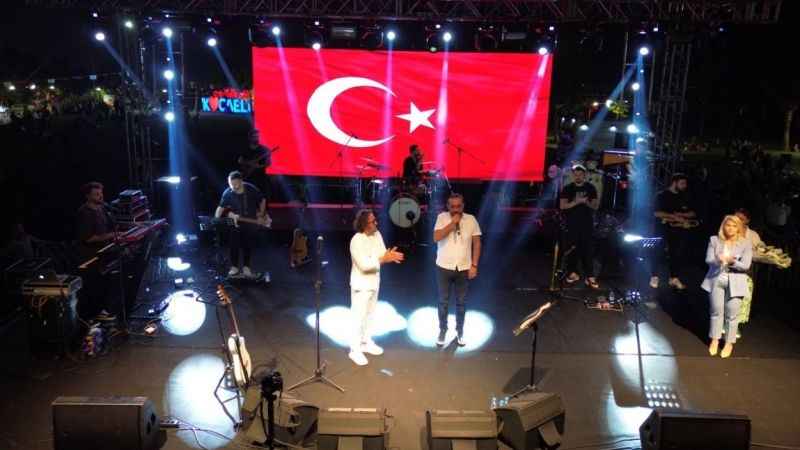 Kocaeliler Fettah Can’ın şarklılarıyla coştu Kocaeliler Fettah Can’ın şarklılarıyla coştu