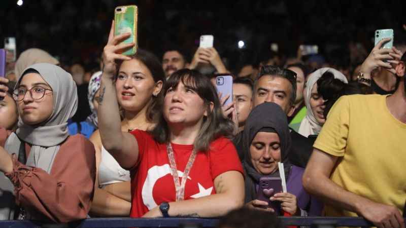 Kocaeliler Fettah Can’ın şarklılarıyla coştu Kocaeliler Fettah Can’ın şarklılarıyla coştu
