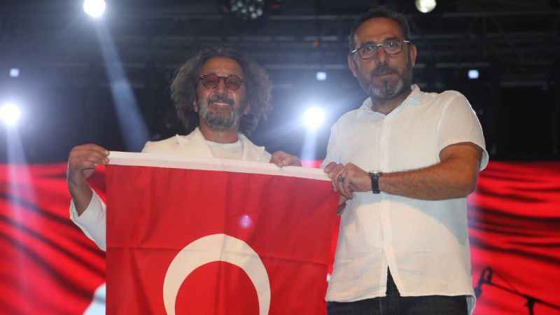 Kocaeliler Fettah Can’ın şarklılarıyla coştu Kocaeliler Fettah Can’ın şarklılarıyla coştu