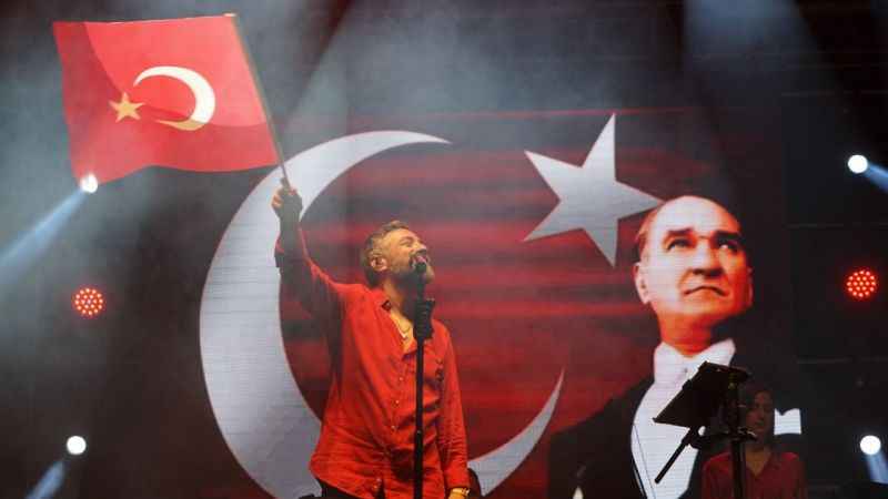 Zafer gecesinde Resul Dindar söyledi, Kastamonulular coştu Zafer gecesinde Resul Dindar söyledi, Kastamonulular coştu
