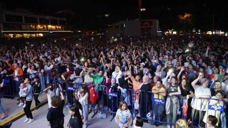Zafer gecesinde Resul Dindar söyledi, Kastamonulular coştu Zafer gecesinde Resul Dindar söyledi, Kastamonulular coştu