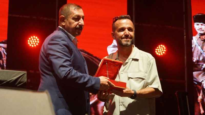 Zafer gecesinde Resul Dindar söyledi, Kastamonulular coştu Zafer gecesinde Resul Dindar söyledi, Kastamonulular coştu