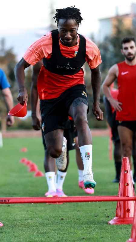 Kayserisporlu 2 futbolcuya milli davet Kayserisporlu 2 futbolcuya milli davet