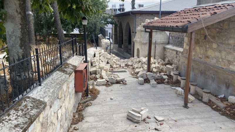 Tarihi caminin minaresi tarihi mezarların üzerine yıkıldı Tarihi caminin minaresi tarihi mezarların üzerine yıkıldı
