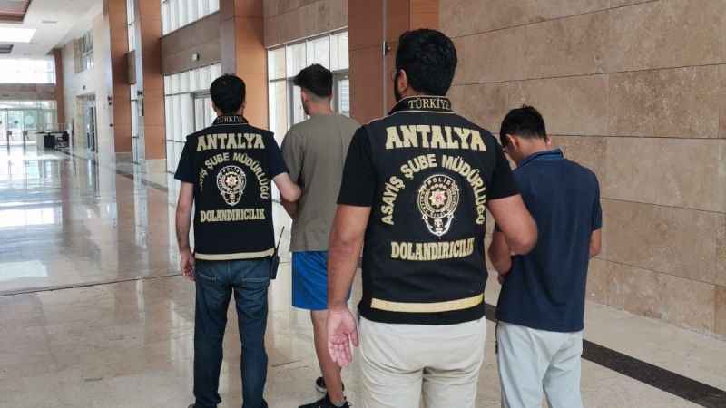 Antalya’da kendisini polis olarak tanıtıp 1 milyon 600 bin liralık vurguna 6 gözaltı Antalya’da kendisini polis olarak tanıtıp 1 milyon 600 bin liralık vurguna 6 gözaltı