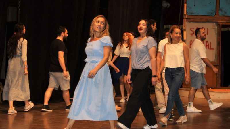 96 yaşında her gün tiyatroya gelip provaları yönetiyor