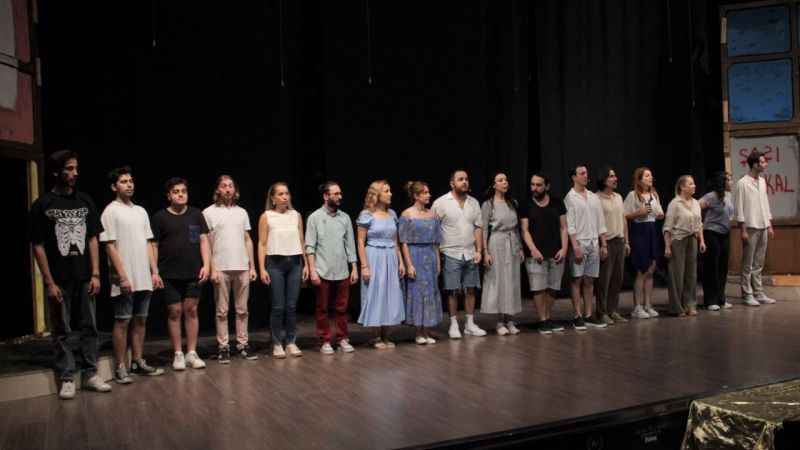 96 yaşında her gün tiyatroya gelip provaları yönetiyor