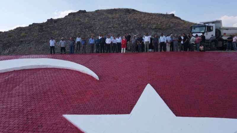 Muhsin Yazıcıoğlu anısına 1800 rakımlı tepeye 700 metrekarelik Türk bayrağı yapıldı