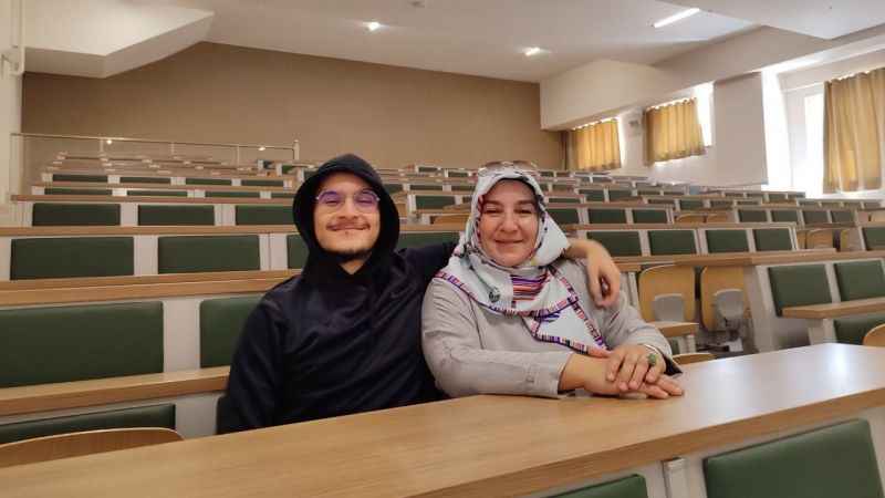Azmin zaferi: 3 çocuk annesi 3. üniversiteye oğlu ile kayıt oldu Azmin zaferi: 3 çocuk annesi 3. üniversiteye oğlu ile kayıt oldu
