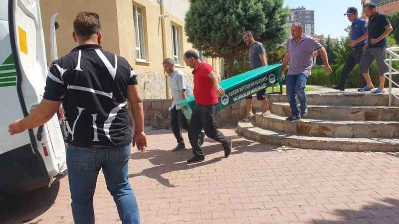Kayseri'de balkondan düşen öğretmen hayatını kaybetti Kayseri'de balkondan düşen öğretmen hayatını kaybetti