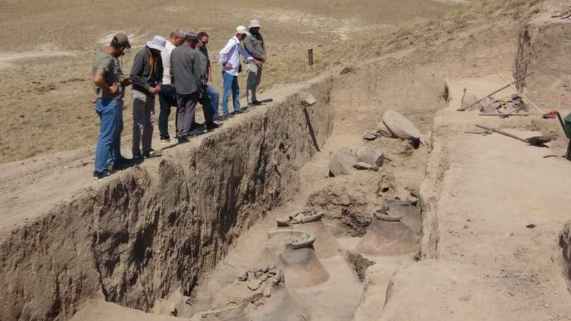 Garibin Tepe’deki kazılarda 2 bin 700 yıllık pithoslar bulundu Garibin Tepe’deki kazılarda 2 bin 700 yıllık pithoslar bulundu