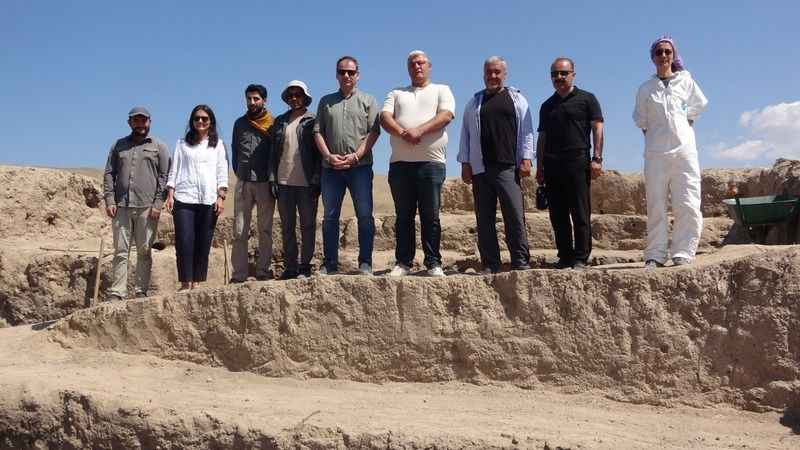 Garibin Tepe’deki kazılarda 2 bin 700 yıllık pithoslar bulundu Garibin Tepe’deki kazılarda 2 bin 700 yıllık pithoslar bulundu