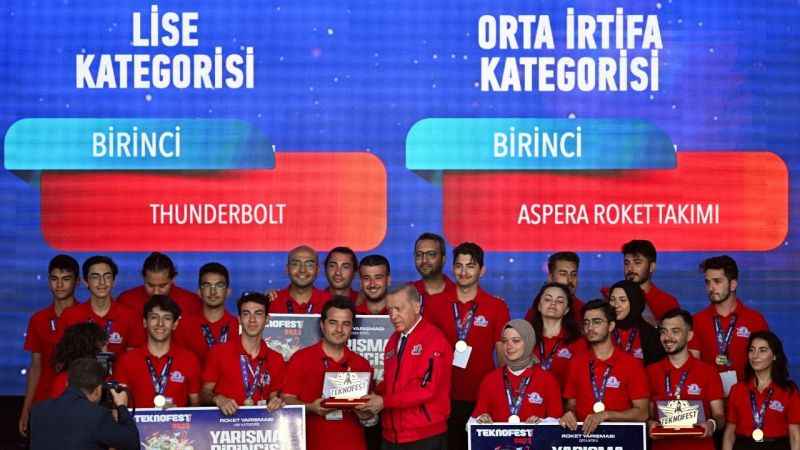 Teknofest birincisi olan GAÜN takımı ödülünü Erdoğan’dan aldı Teknofest birincisi olan GAÜN takımı ödülünü Erdoğan’dan aldı