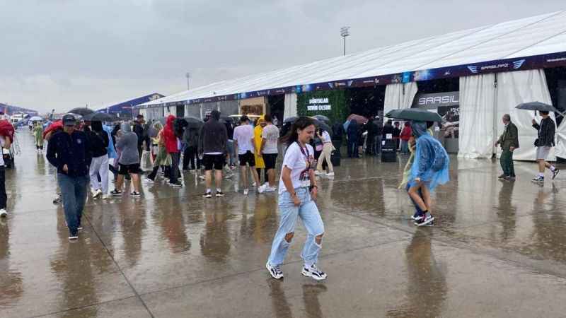 TEKNOFEST’te sağanak yağmura rağmen yoğun ilgi TEKNOFEST’te sağanak yağmura rağmen yoğun ilgi