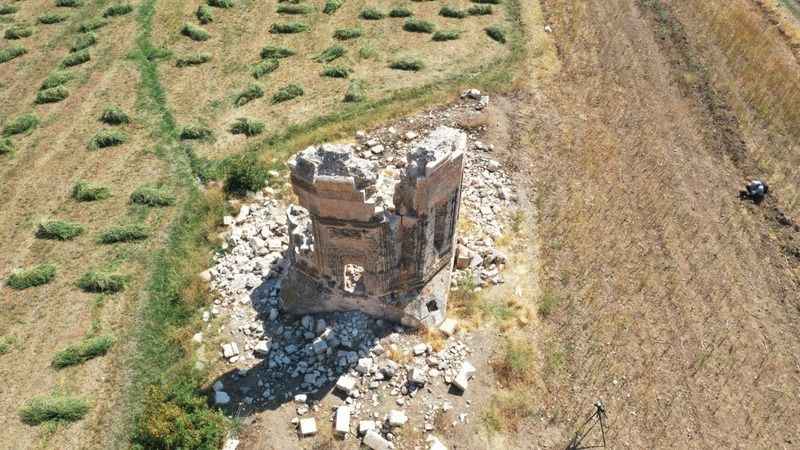 600 yıllık Kara Yusuf Bey Kümbeti onarılmayı bekliyor 600 yıllık Kara Yusuf Bey Kümbeti onarılmayı bekliyor