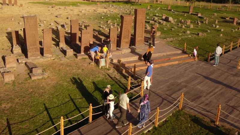 Ahlat’ı son bir haftada 50 bin kişi ziyaret etti Ahlat’ı son bir haftada 50 bin kişi ziyaret etti