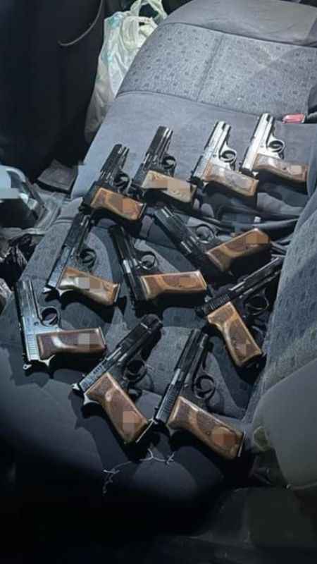 Trabzon'da araç içinde 11 ruhsatsız tabanca ele geçirildi Trabzon'da araç içinde 11 ruhsatsız tabanca ele geçirildi