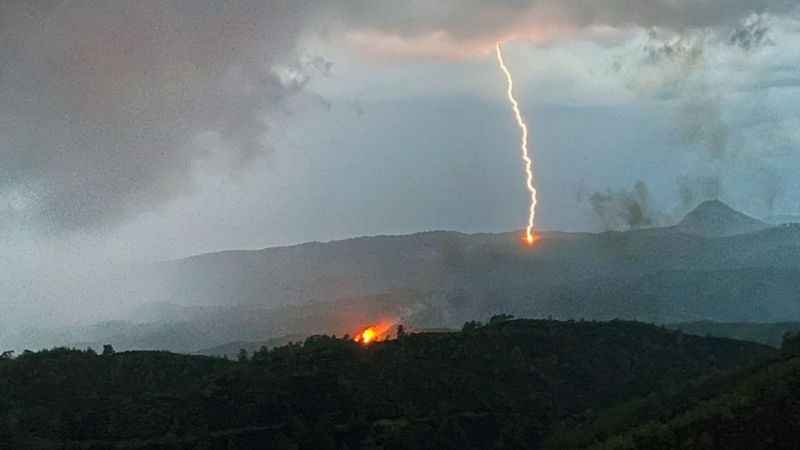 Ormanda yangına sebep olan yıldırımın düştüğü anları görüntülediler