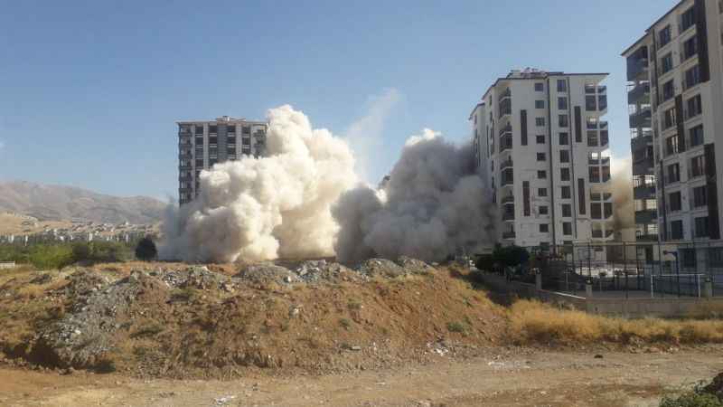 Malatya’da ağır hasarlı binaların patlayıcı ile yıkımı sürüyor