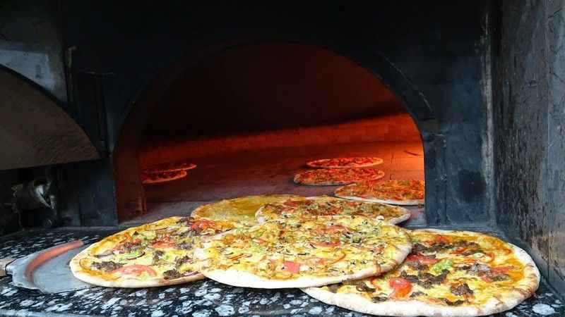 Süryani köyü açılan pizza dükkanı ile lezzet durağı haline geldi