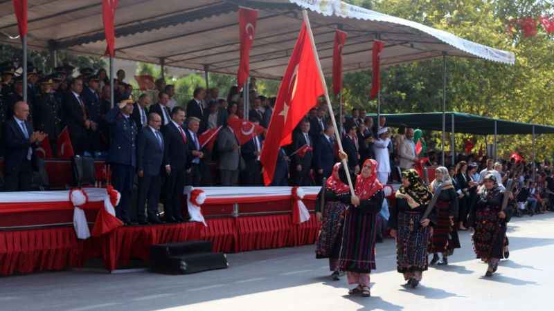 Tülütabaklar hem korkuttu hem dans etti