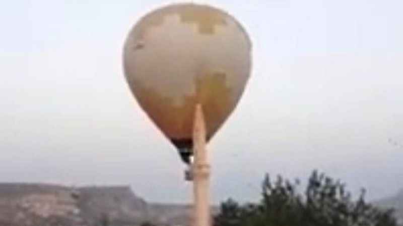 Sıcak hava balonu minarenin alemine çarptı
