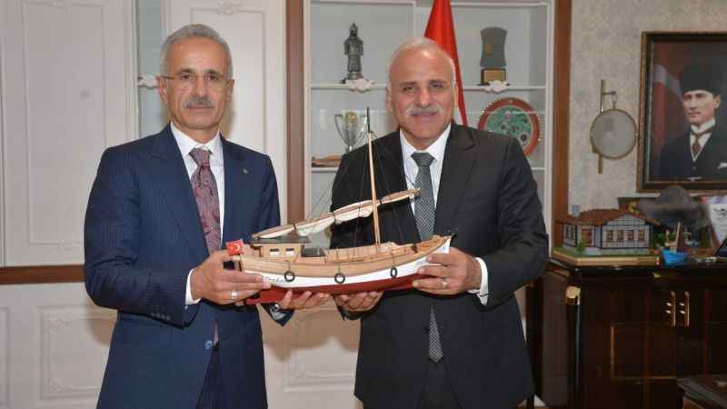 Bakan Uraloğlu'ndan Trabzon Büyükşehir Belediyesi'ne ziyaret Bakan Uraloğlu'ndan Trabzon Büyükşehir Belediyesi'ne ziyaret