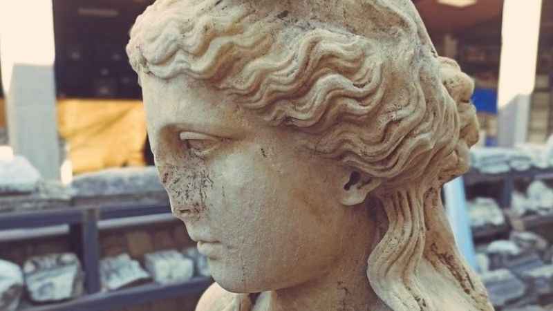 Antik kent kazılarında su perisi heykeli bulundu