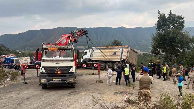 Kahramanmaraş’ta cenazeye dalan kamyon alandan kaldırıldı