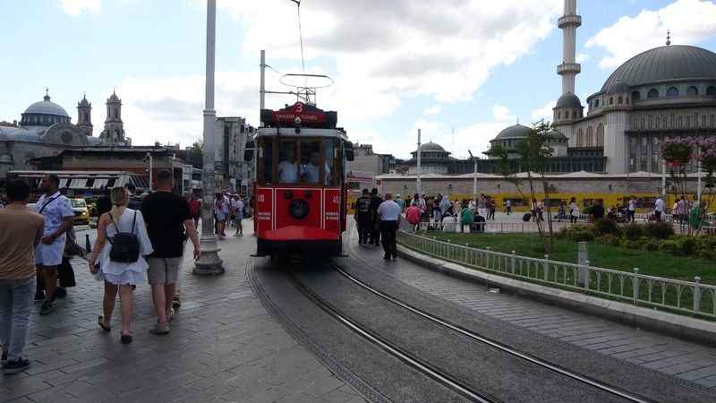Taksim'in simgesi nostaljik tramvaylarda şarkılarla zaman yolculuğu