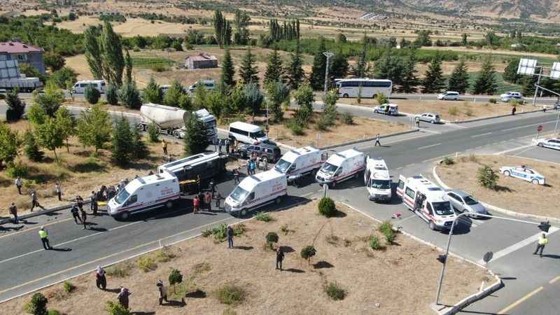 Elazığ’da tur minibüsü otobüse çarptı: 18 yaralı Elazığ’da tur minibüsü otobüse çarptı: 18 yaralı