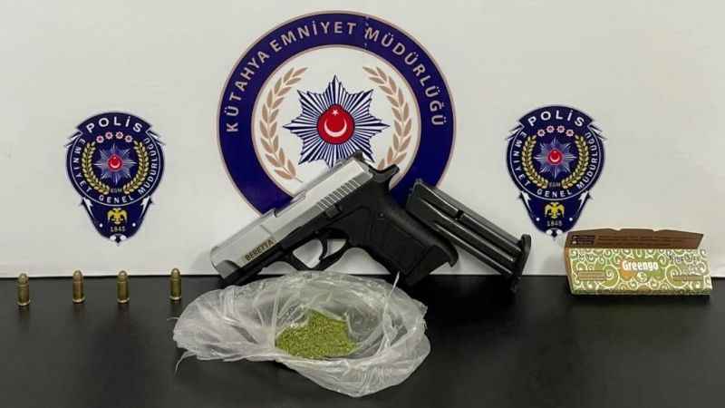 Simav’da durdurulan araçta silah ve uyuşturucu ele geçirildi Simav’da durdurulan araçta silah ve uyuşturucu ele geçirildi