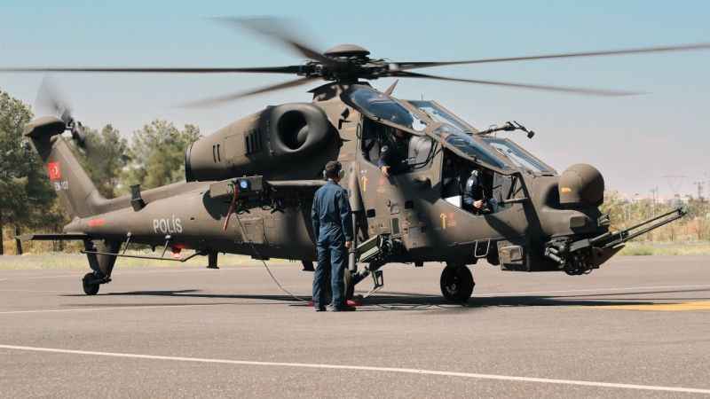 Türkiye’nin ilk kadın taarruz helikopter pilotu Diyarbakır semalarında bakım uçuşu gerçekleştirdi Türkiye’nin ilk kadın taarruz helikopter pilotu Diyarbakır semalarında bakım uçuşu gerçekleştirdi