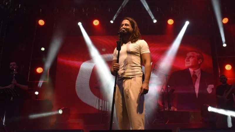 Havran Millet Bahçesinde, Koray Avcı rüzgarı esti Havran Millet Bahçesinde, Koray Avcı rüzgarı esti