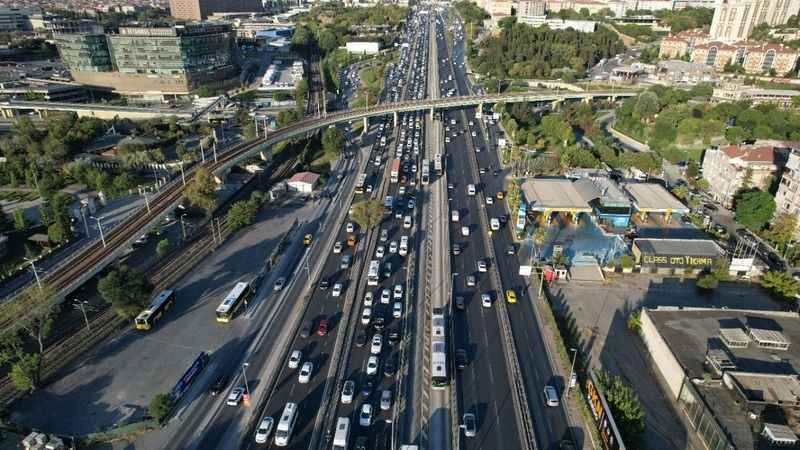 İstanbul’da okullar açıldı, trafik yoğunluğu başladı