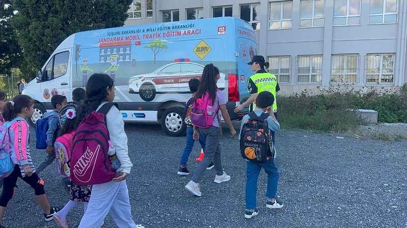 Jandarma’dan eğitim - öğretim döneminin ilk gününde sıkı denetim Jandarma’dan eğitim - öğretim döneminin ilk gününde sıkı denetim
