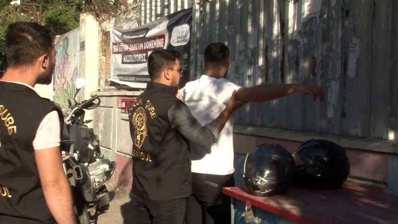 Esenyurt'ta okul önleri ve çevresinde sıkı polis denetimi Esenyurt'ta okul önleri ve çevresinde sıkı polis denetimi
