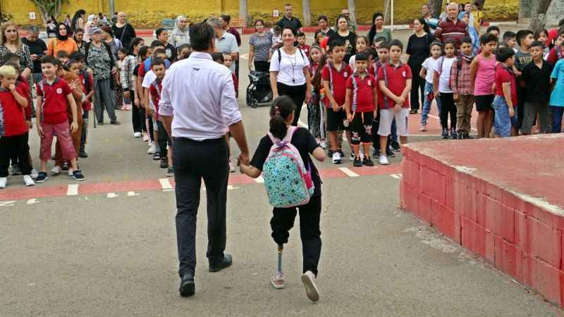 13 günlükken sol bacağı kesilen Özge, protez bacağıyla okula gelip ders başı yaptı 13 günlükken sol bacağı kesilen Özge, protez bacağıyla okula gelip ders başı yaptı