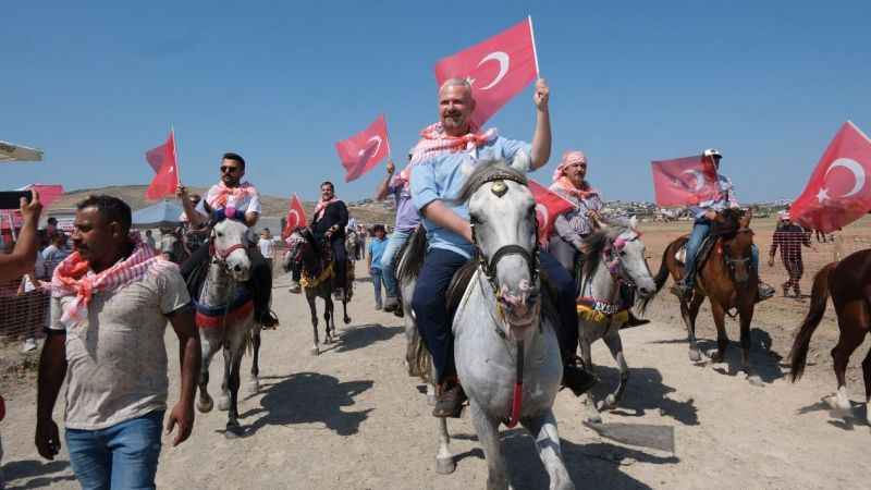 Türkiye'nin en iyi rahvan atları Menemen'de yarıştı Türkiye'nin en iyi rahvan atları Menemen'de yarıştı